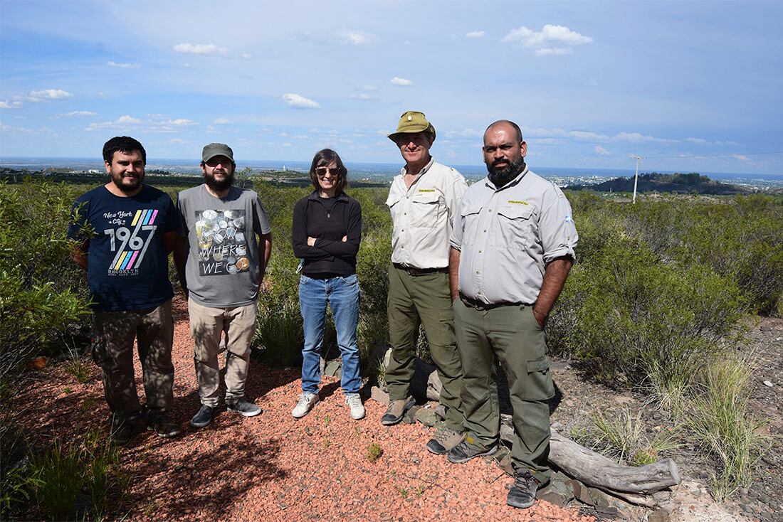 Beatriz Garcia, astrónoma del proyecto, junto a Francisco Immerso, Alexis Manzilla, Ariel Ghillardi, Gustavo Vasca, durante la capacitacion de  equipo de trabajo del proyecto Constelacion Mendoza. Foto: Mariana Villa/ Los Andes  