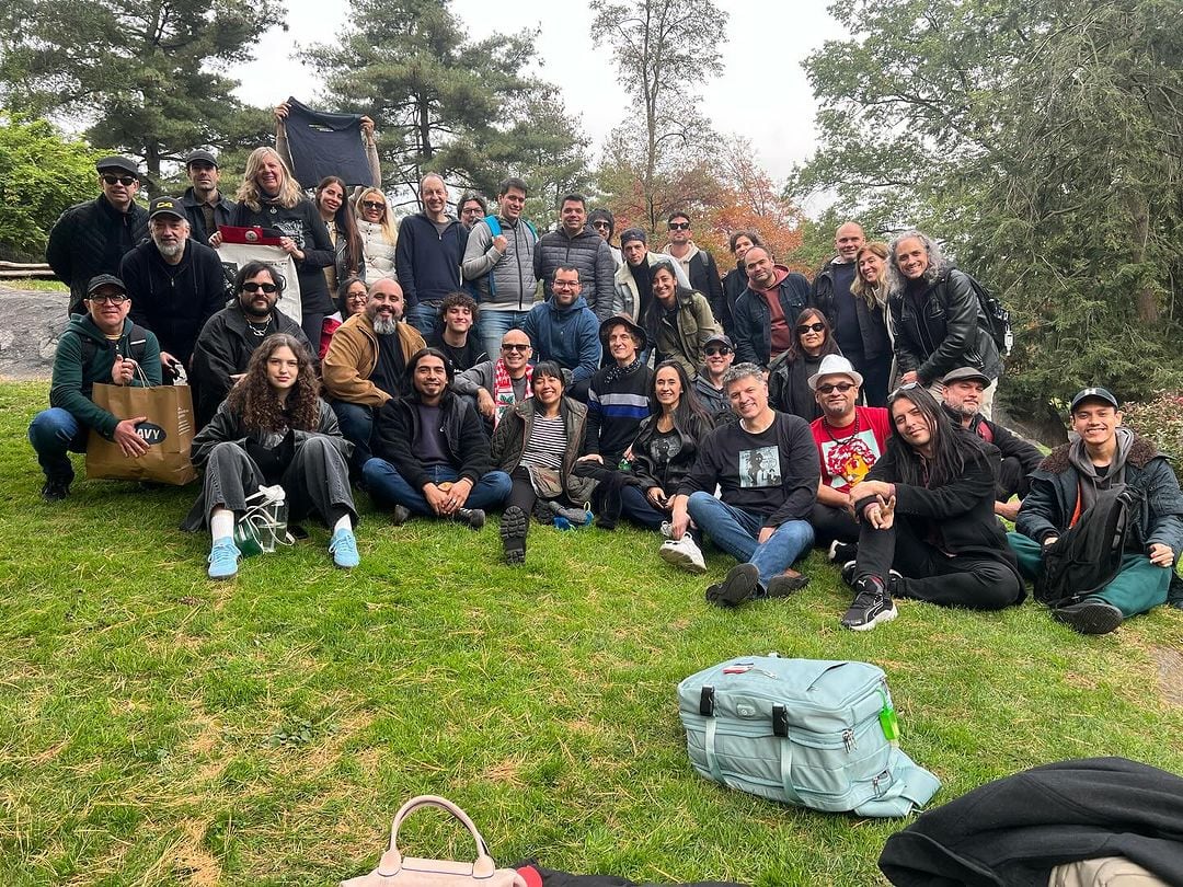 Fernando Samalea compartió, en Central Park, una charla sobre las aventuras y desventuras de Charly en New York. Foto: Instagram / @charlygarciacorner