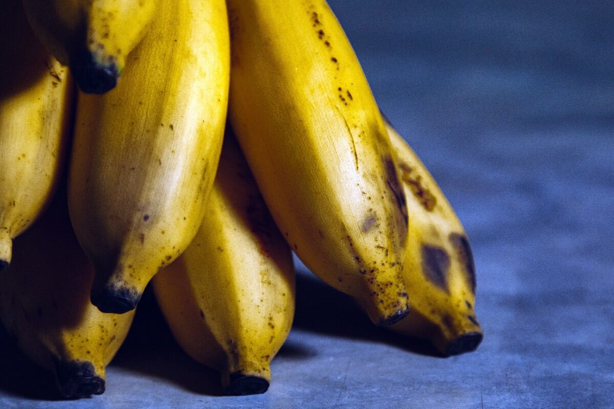 Esto ocurre si pones cáscara de banana en las plantas del jardín