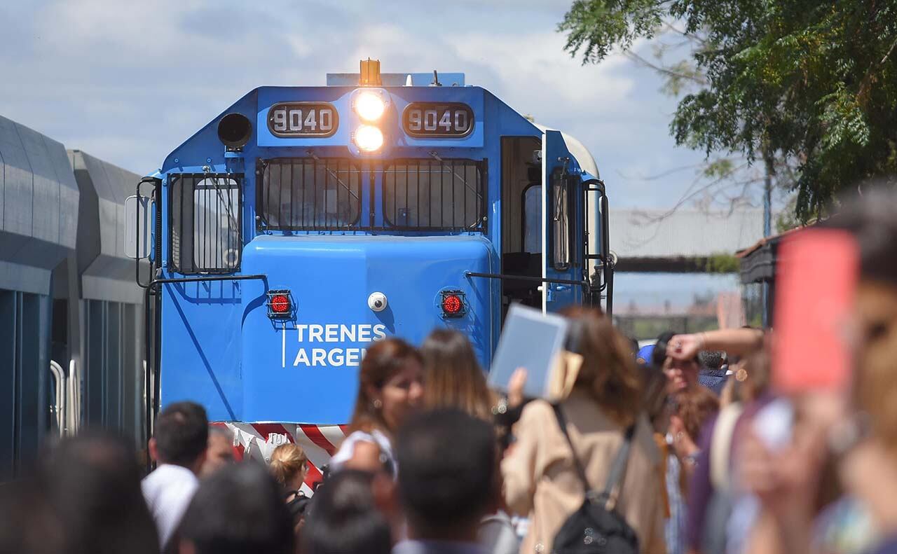 El presidente de la Nación Alberto Fernández junto al ministro de economía y el gobernador Rodolfo Suárez estuvieron presentes en la segunda llegada del tren de pasajeros a Palmira
Foto: Claudio Gutiérrez Los Andes