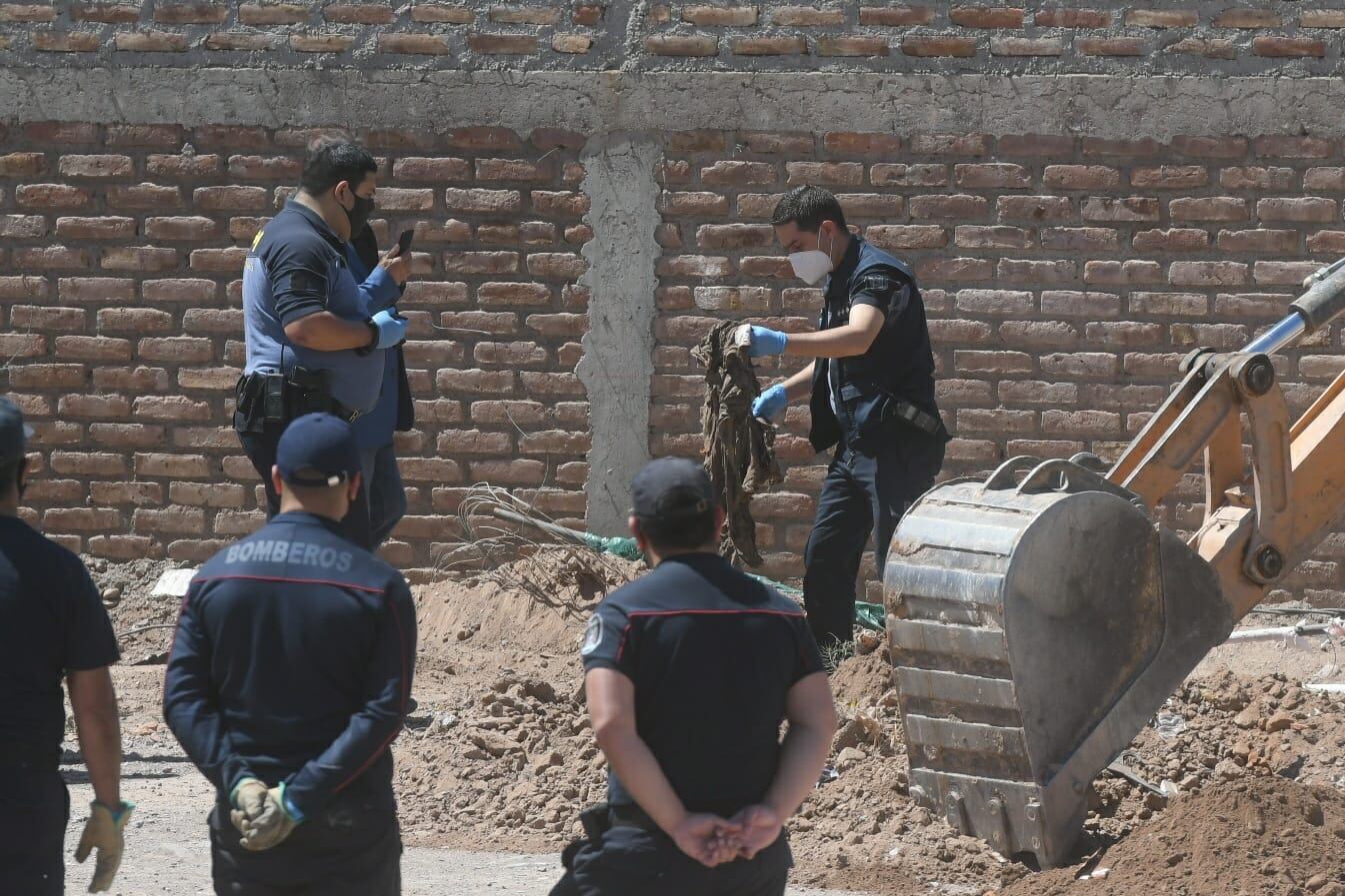 Policía Científica hace días, tras sumarse a las tareas que desarrolló Herrero. / Ignacio Blanco - Los Andes.