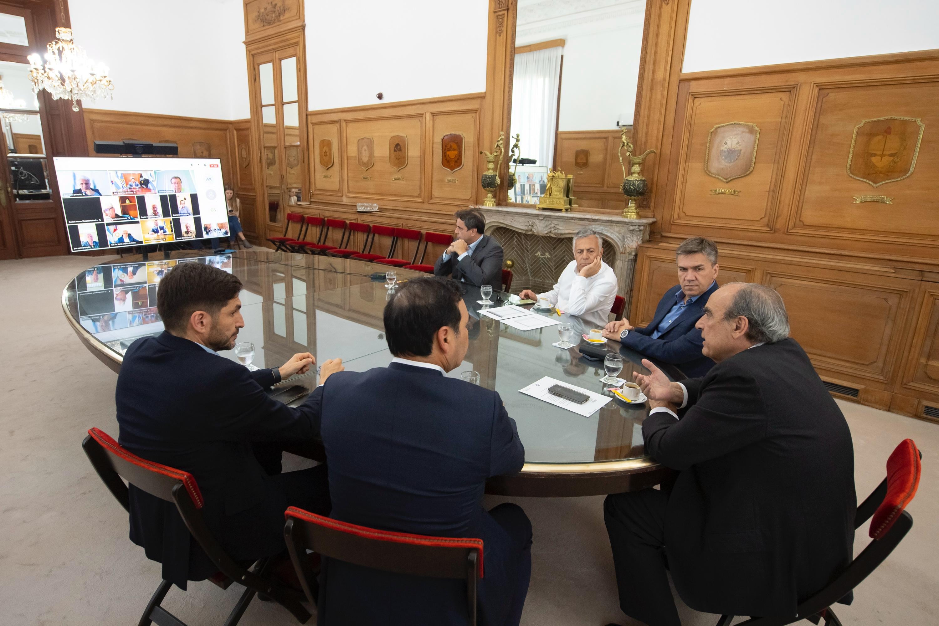 El ministro Francos tuvo una reunión previa con algunos gobernadores, entre ellos Alfredo Cornejo.