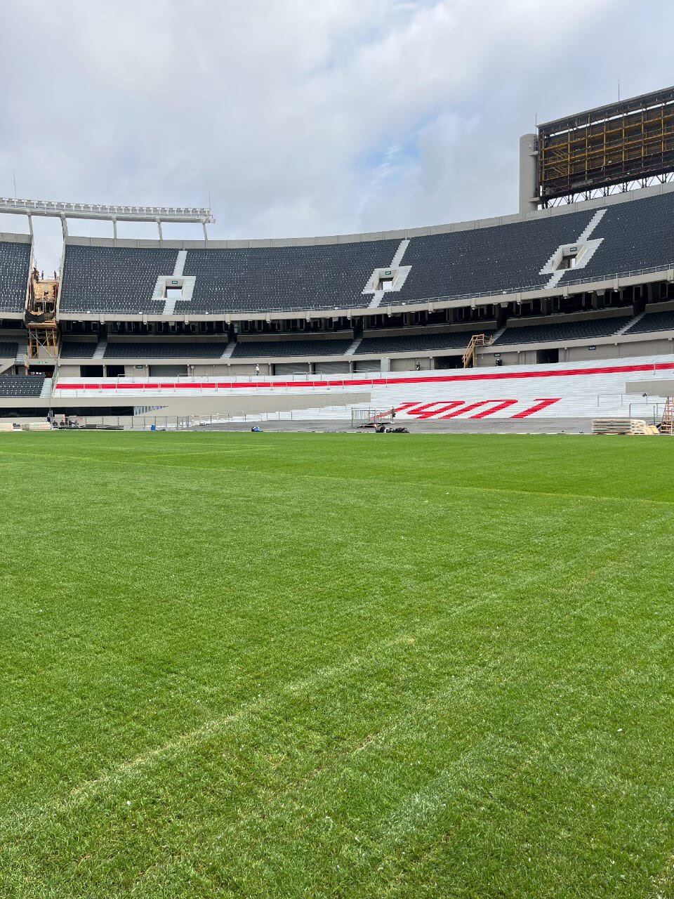 Así quedó el campo de juego del Monumental luego de los dos recitales de Paul McCartney.