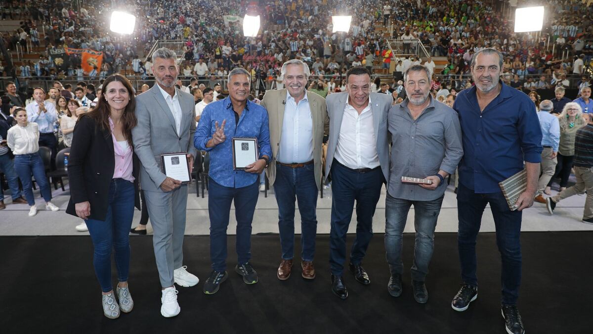 El Presidente distinguió al memorable seleccionado. Foto: Presidencia