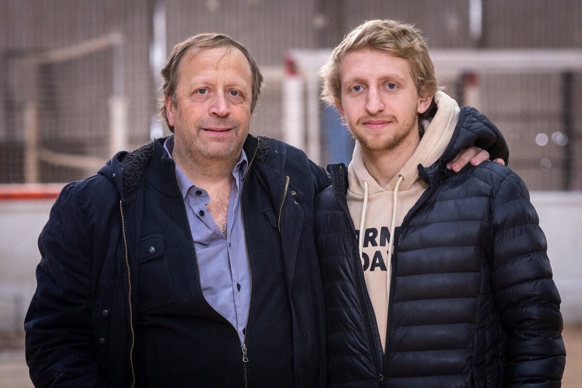 Federico Soldati junto a su hijo Luciano Soldati, dos generaciones campeonas del fútbol de salón de Andes Talleres. Foto: Ignacio Blanco / Los Andes. Foto: Ignacio Blanco / Los Andes 