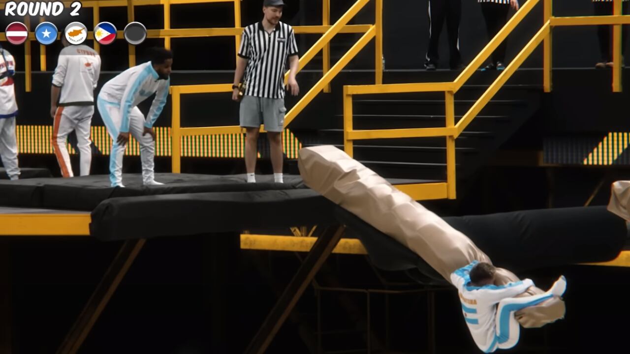 Prueba de gimnasia en la que el argentino, desafortunadamente, perdió su lugar en la competencia. Foto: Captura de video / MrBeast en Youtube