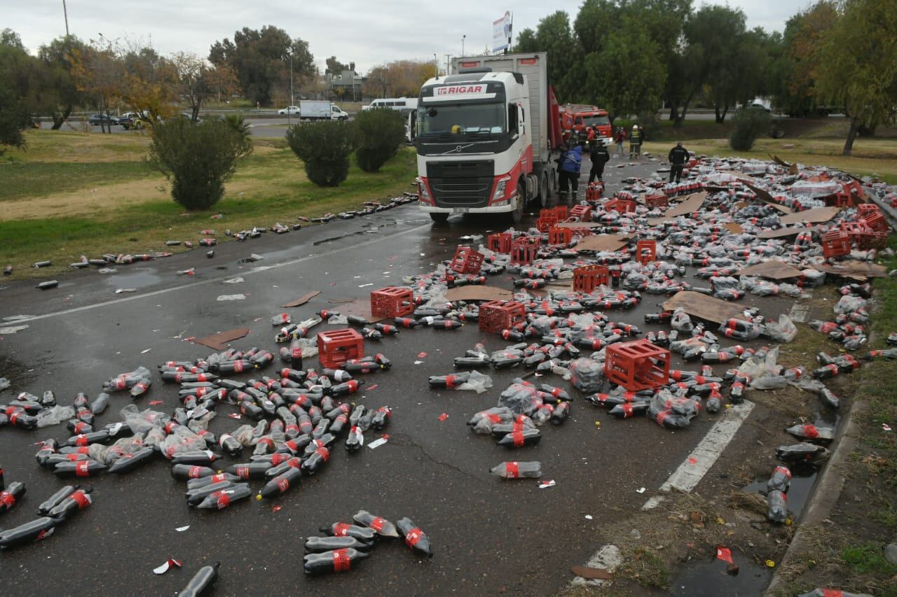 Cayó gran parte de la carga de un camión