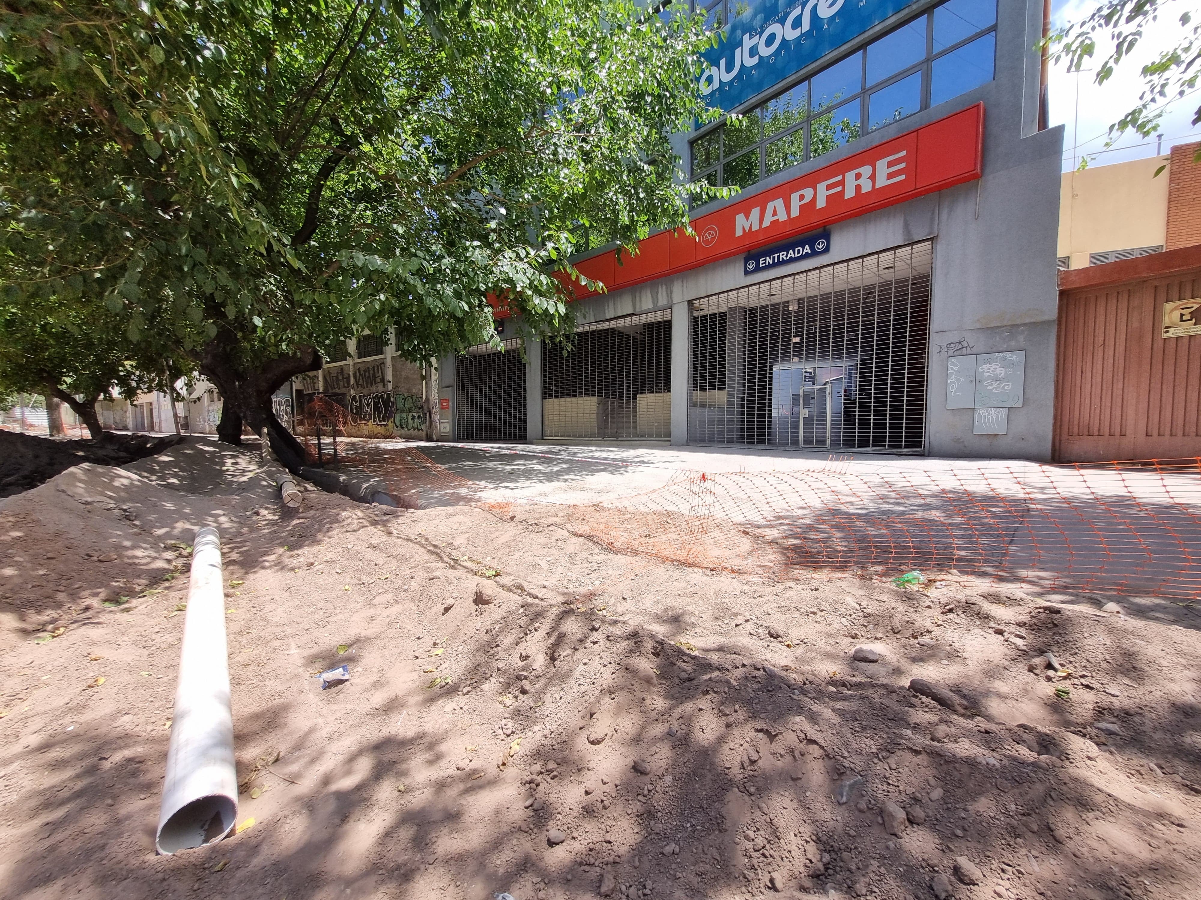 Obra interminabe sobre calle San Juan afecta a los comercios