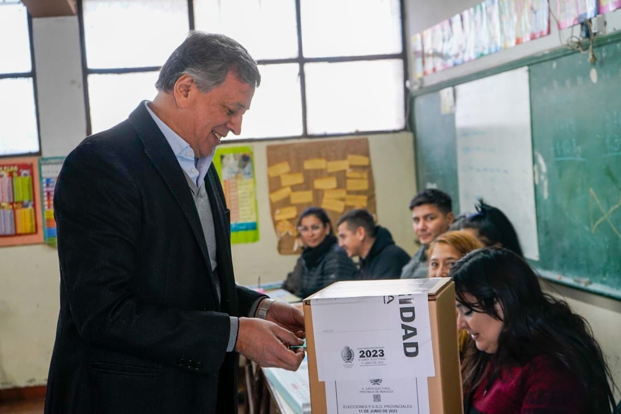 Daniel Orozco, compañero de fórmula de Omar De Marchi, votando.