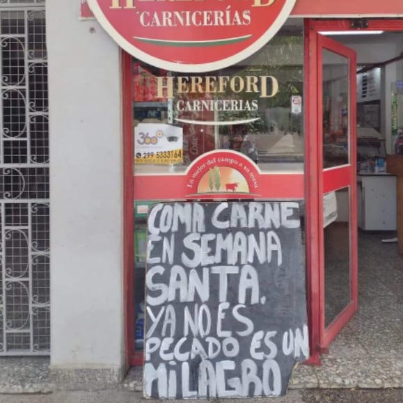 Un carnicero se hizo viral por anunciar en los carteles del negocio que comer carne en Semana Santa no es pecado sino un milagro.