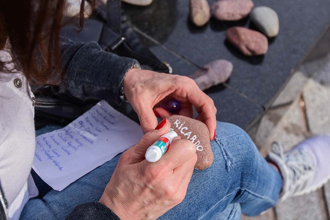 Marcha de las piedras. 
En Mendoza también rindieron homenaje a los fallecidos por coronavirus.