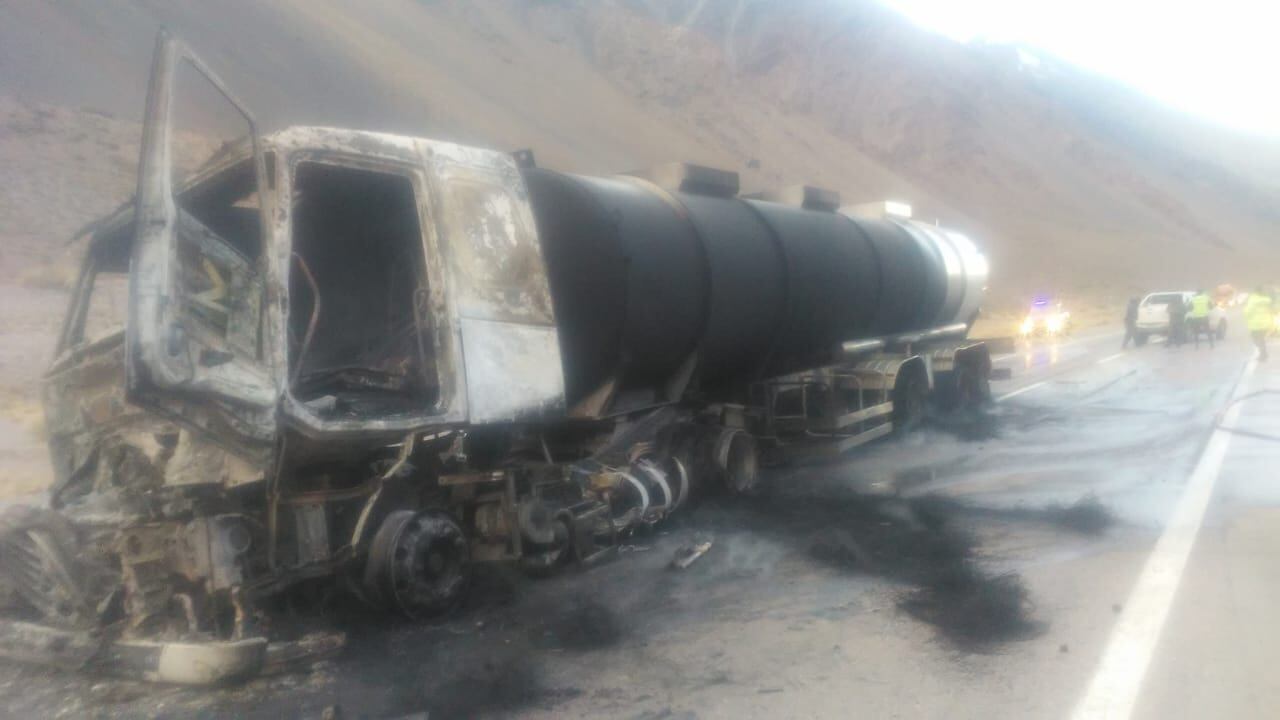 Así quedó el camión cisterna que a las 17.30 se incendió a la altura de Punta de Vacas.