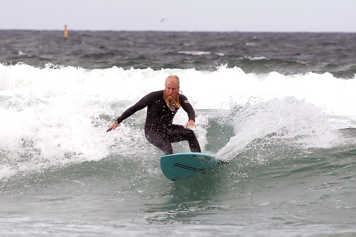 Blake Johnston batió este viernes el récord del mundo de la sesión de surf más larga encadenando olas durante 40 horas. EFE