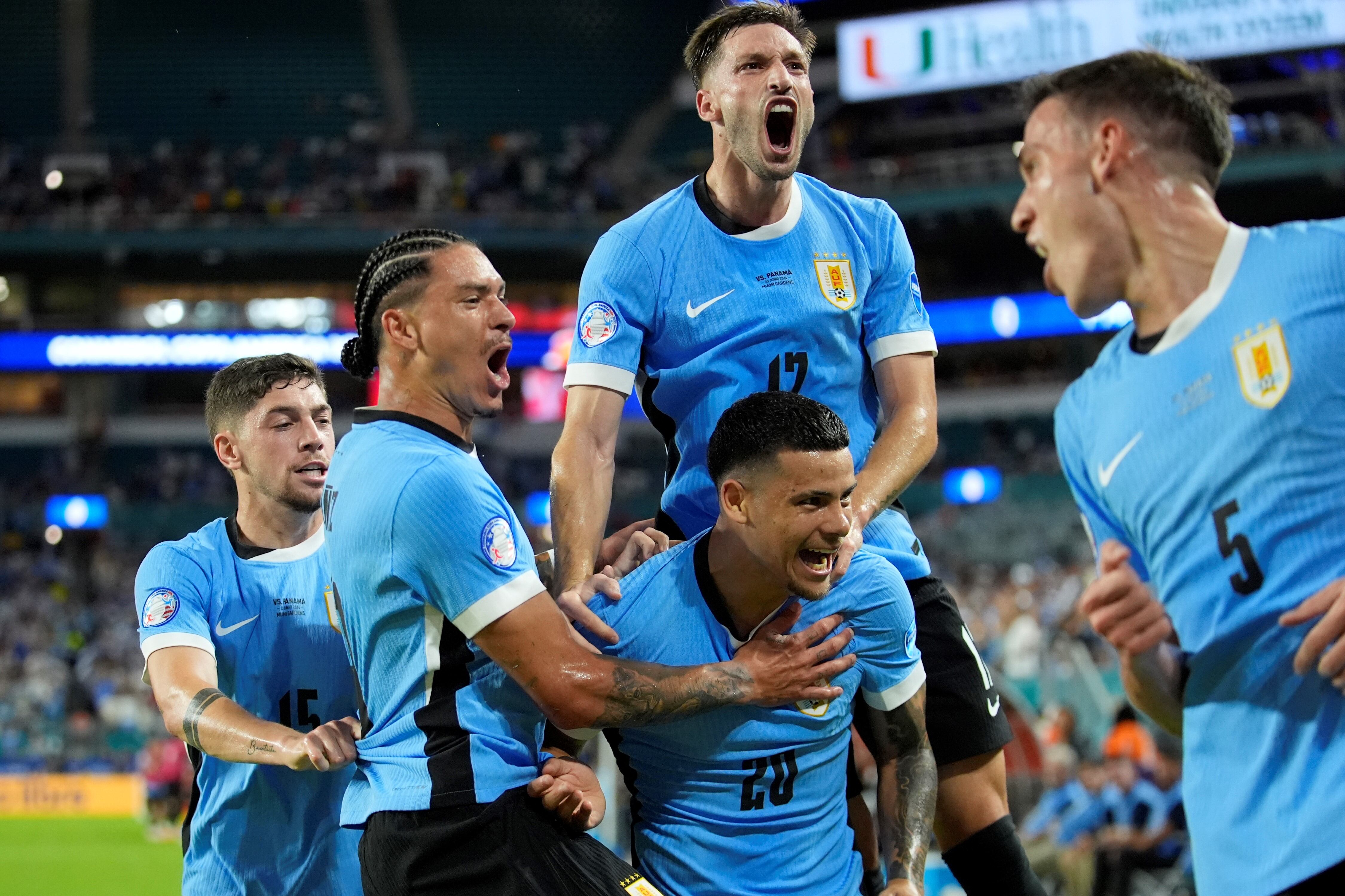 Uruguay festeja el triunfo sobre Panamá. En la foto aparecen Núñez y Araujo, que marcaron en Miami. (AP)