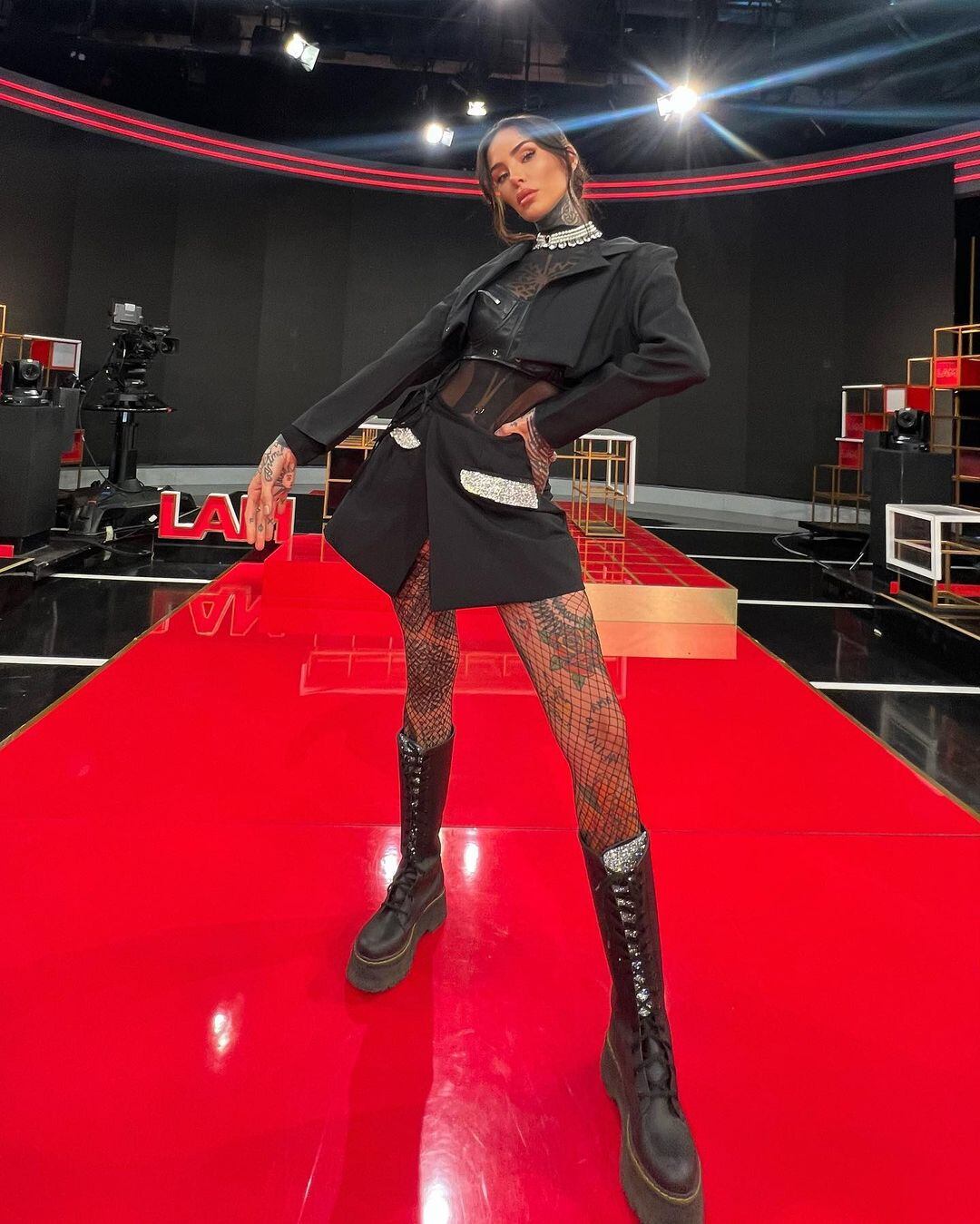 Cande Tinelli y su look de transparencias para la tv.