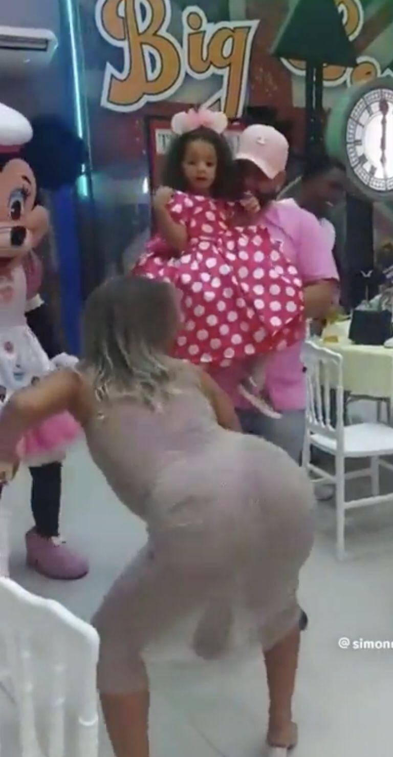 La joven madre captó la atención de los invitados al cumpleaños de su hija. Foto Captura: TikTok/@simonethomaz632