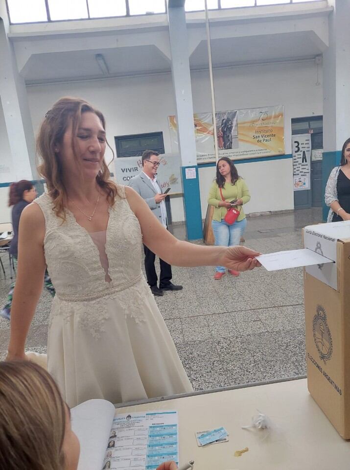 Viviana, la novia mendocina que fue a votar luego de su fiesta de casamiento.