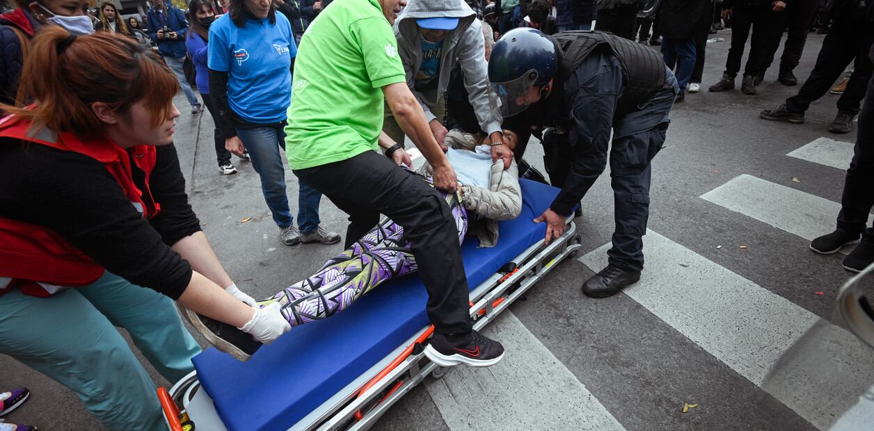 Una mujer es atendida por personal de la salud en el marco de la movilización de organizaciones sociales a la Quinta Presidencial de Olivos. Foto: Gentileza Mariana Nedelcu, Clarín.