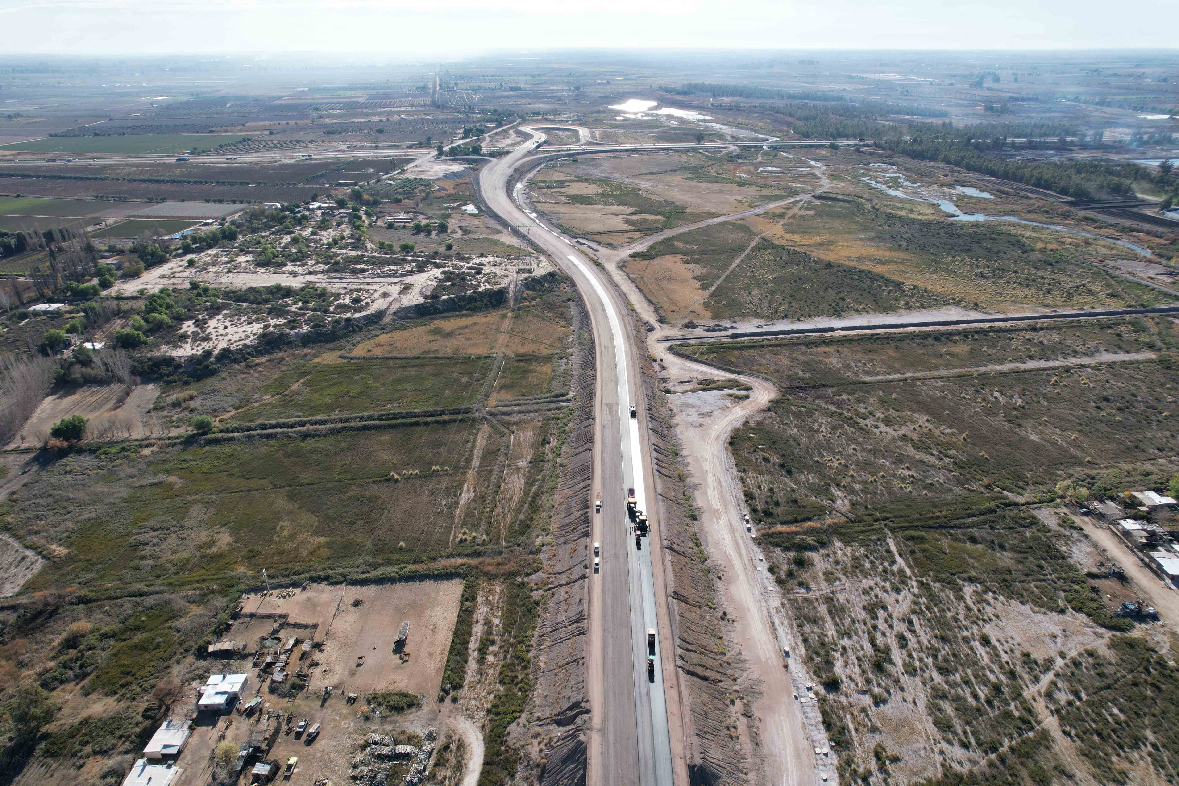 El gobernador Alfredo Cornejo recorrió los avances de la ruta Variante Palmira. Prensa Gobierno.