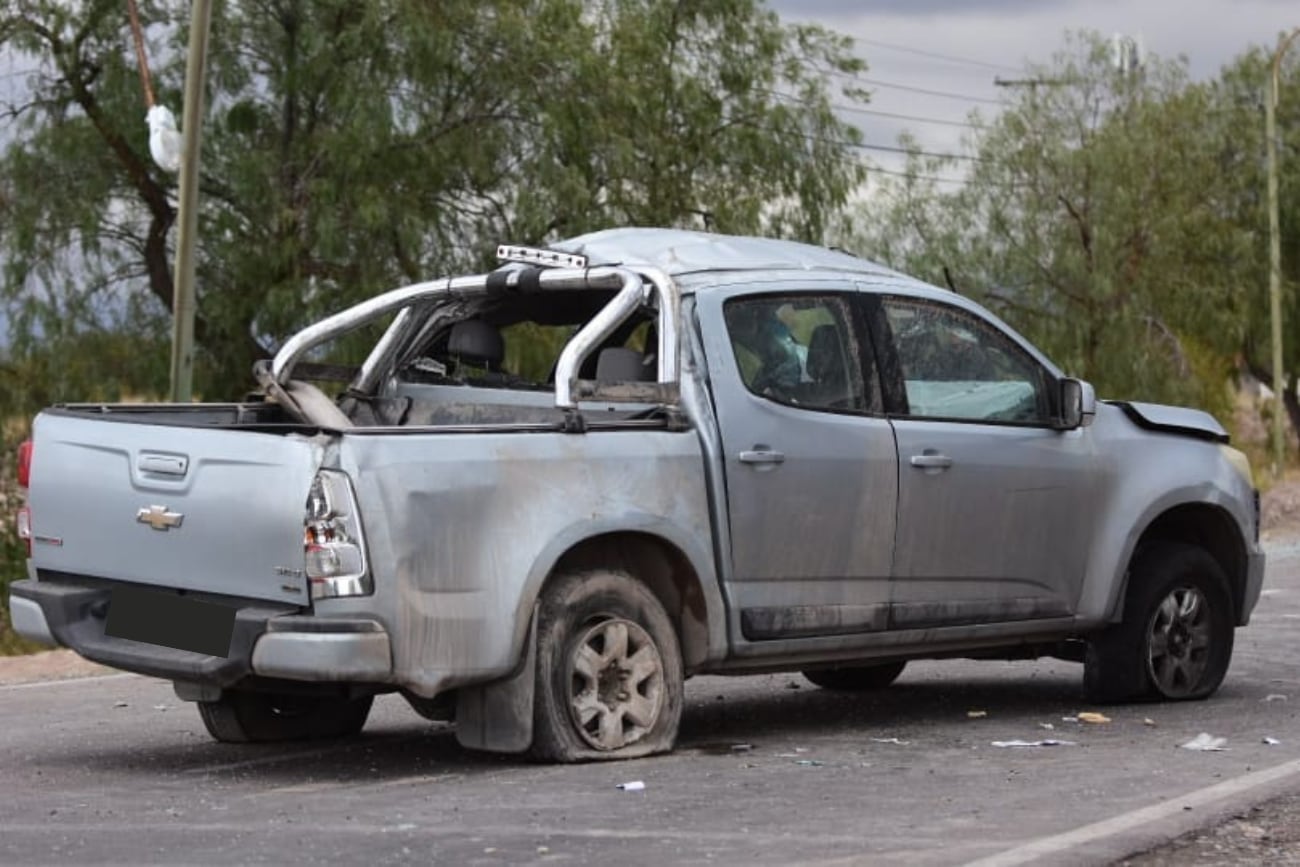 Una camioneta volcó y hay varios heridos. Foto Mariana Villa/Los Andes.