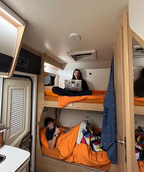 Los hijos de Geraldine Neumann, en el motorhome.