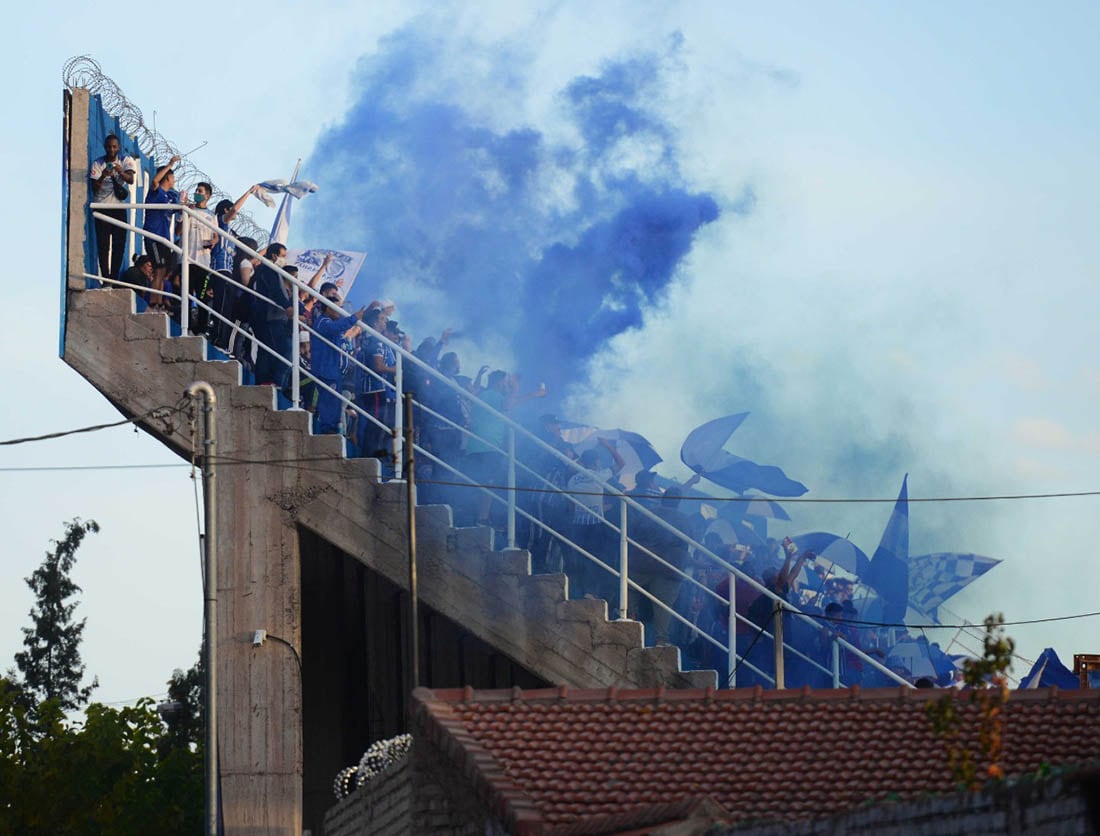 En las tribunas del Gambarte se vieron bengalas, banderas y mucha pirotecnia.