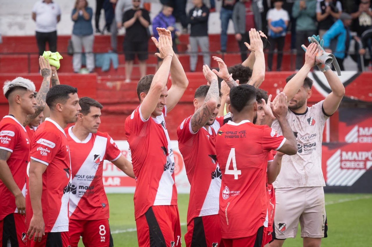 El Deportivo Maipú le ganó a Estudiantes de Buenos Aires por la Zona B fecha 29 de la Primera Nacional con un doblete de Ezequiel Almirón y sigue a tiro del líder Chacarita Juniors

Foto: Ignacio Blanco / Los Andes

