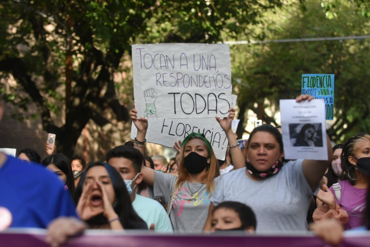 Una multitudinaria marcha se produjo esta tarde en Ciudad para pedir por la aparición con vida de Florencia Romano, la adolescente desaparecida desde el sábado.