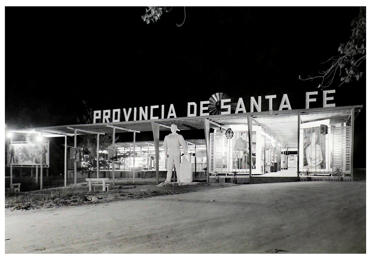 El Stand de Santa Fe, ocupaba un playón que incluía maquinarias agrícolas. Foto: Orlando Pelichotti /Los Andes