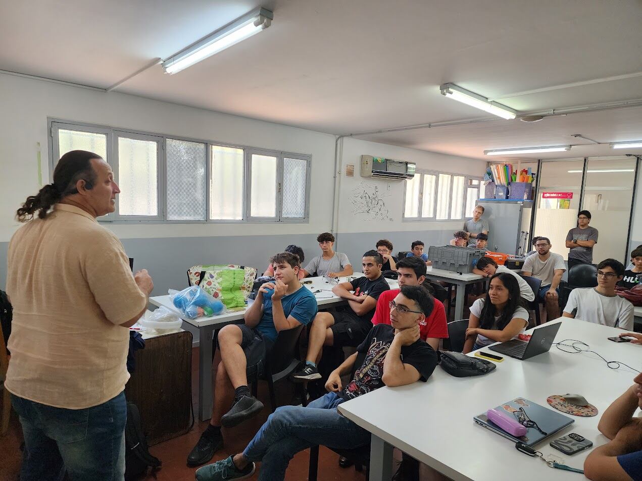 Un grupo de alumnos secundarios de Mendoza será el único equipo argentino que representará al país en el torneo clasificatorio del mundial de robótica. Se trata de 25 alumnos del Colegio Tomás Alva Edison y tienen entre 11 y 17 años.