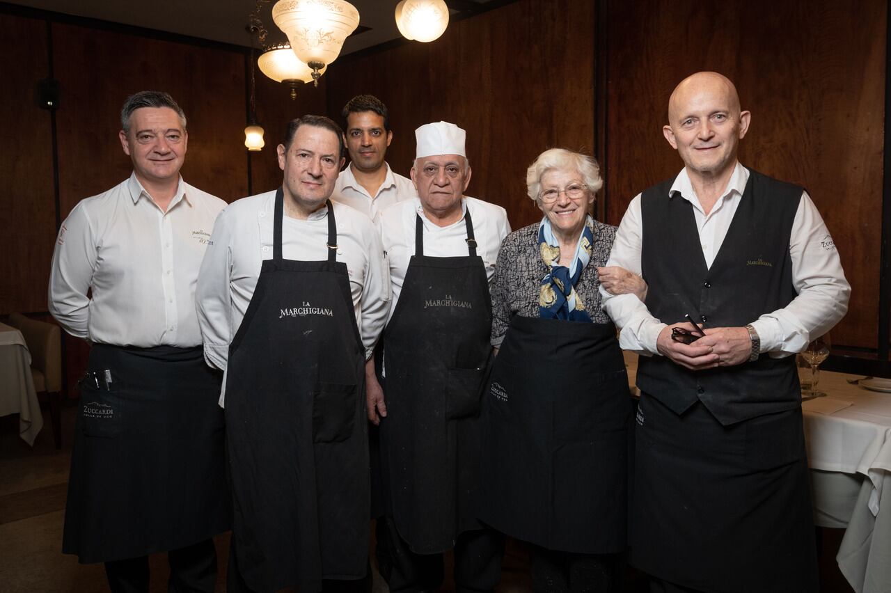  María Teresa Corradini de Barbera referente de la cocina nacional en su mítico restaurante La Marchigiana, junto a su equipo de trabajo. Foto: Ignacio Blanco / Los Andes