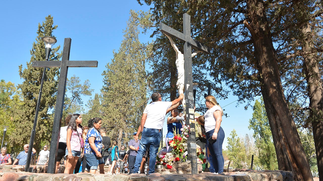 Cientos de fieles llegaron al Calvario para renovar pedidos. 
Foto Cristian Guzzo / Los Andes