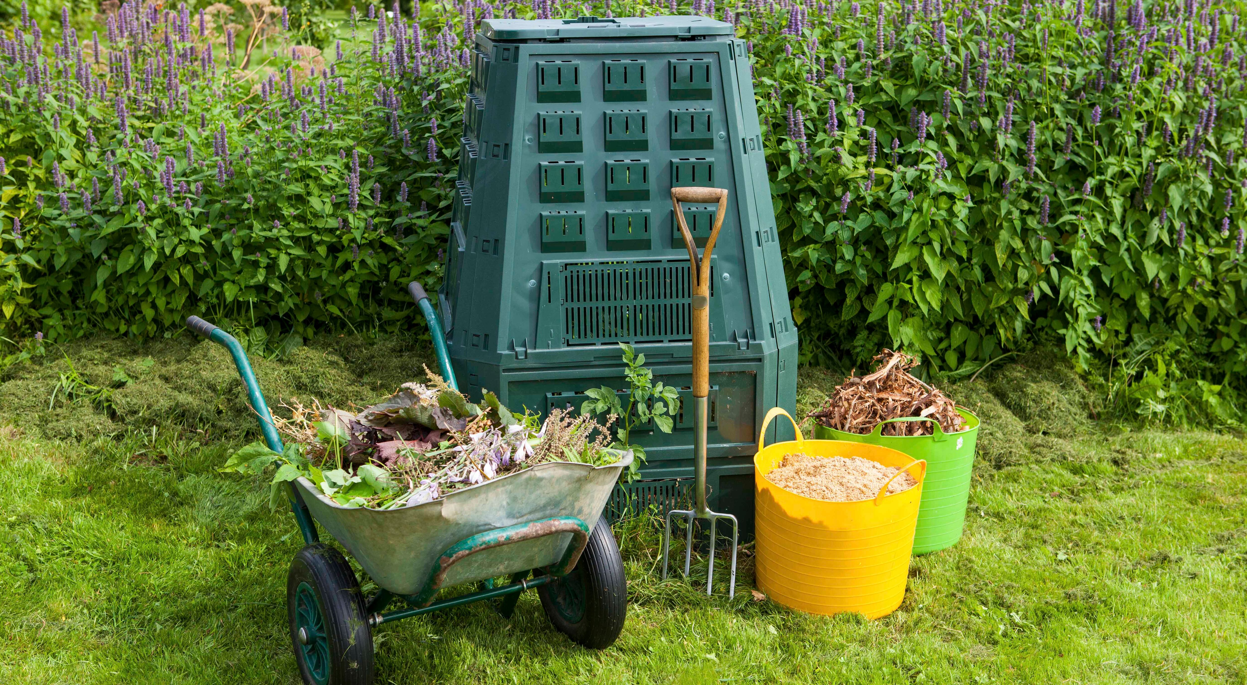 Si bien podemos abonar nuestras plantas colocando hojas secas al pie de ellas, siempre es una opción más saludable crear este compost en otro sector del jardín, para evitar en ellas la proliferación de hongos y esporas.