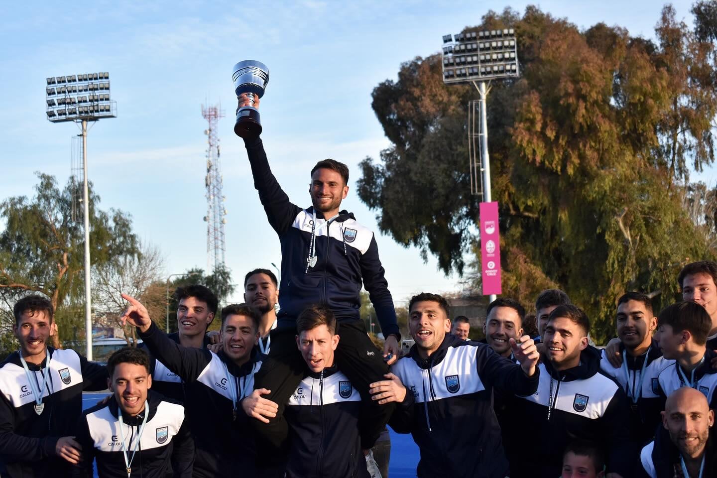 Franco Medici levanta la copa después de la final en el último torneo Argentino para selecciones mayores de caballeros, donde Mendoza se coronó campeón