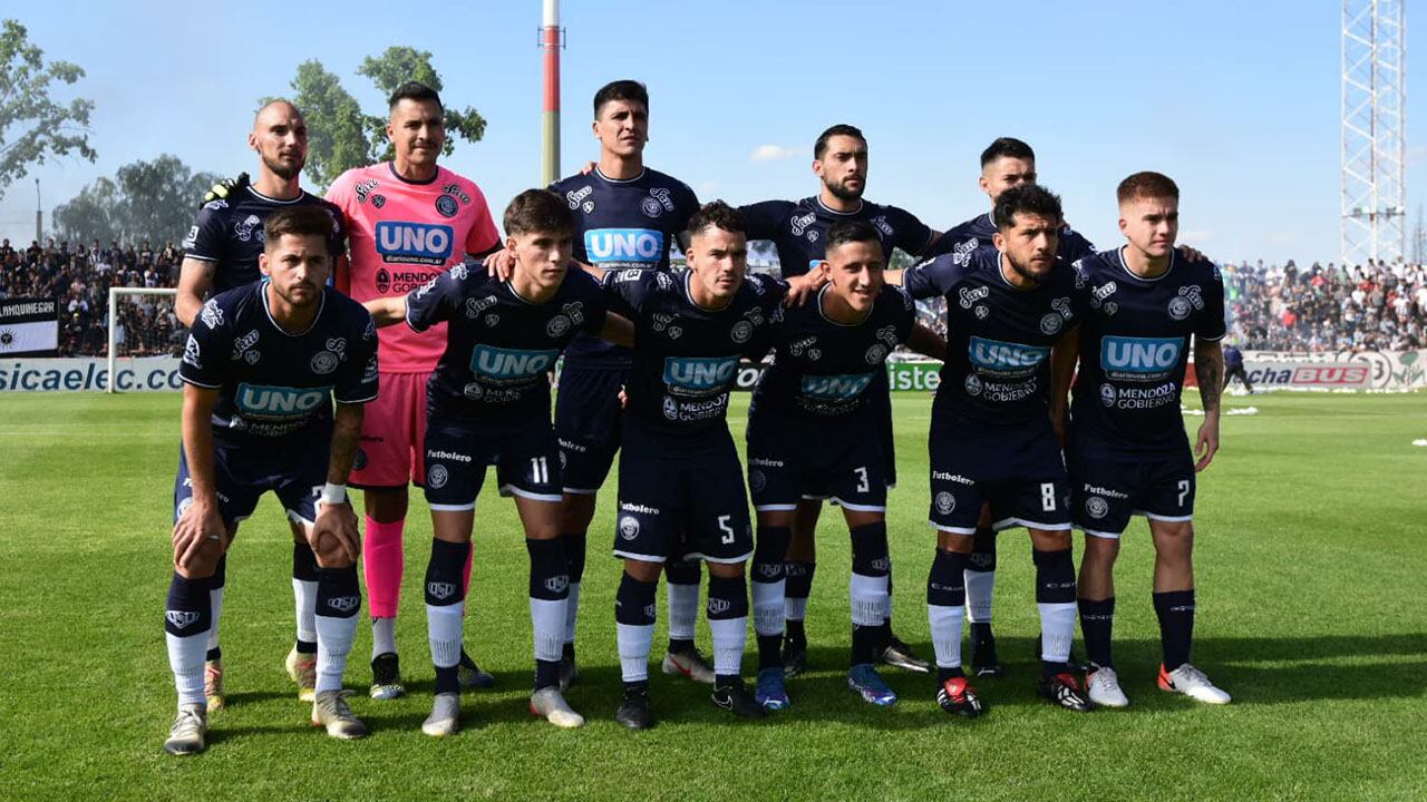 Superclásico del fútbol Mendoza. En el Víctor Legotaglie, Gimnasia y Esgrima e Independiente Rivadavia juegan un cruce histórico en la Primera Nacional. / Mariana Villa (Los Andes). 