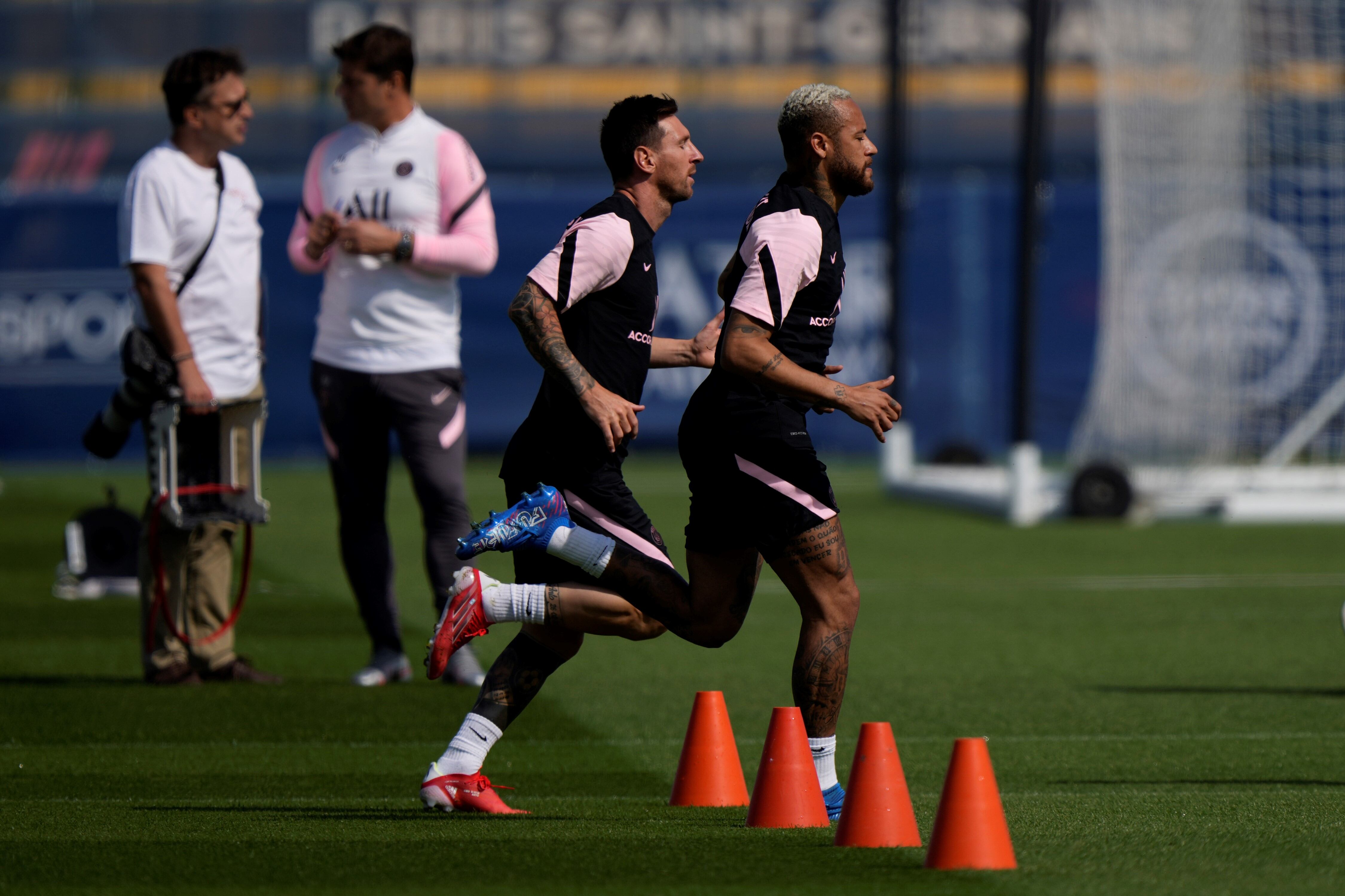 Messi y Neymar realizando trabajos de velocidad en el PSG./AP