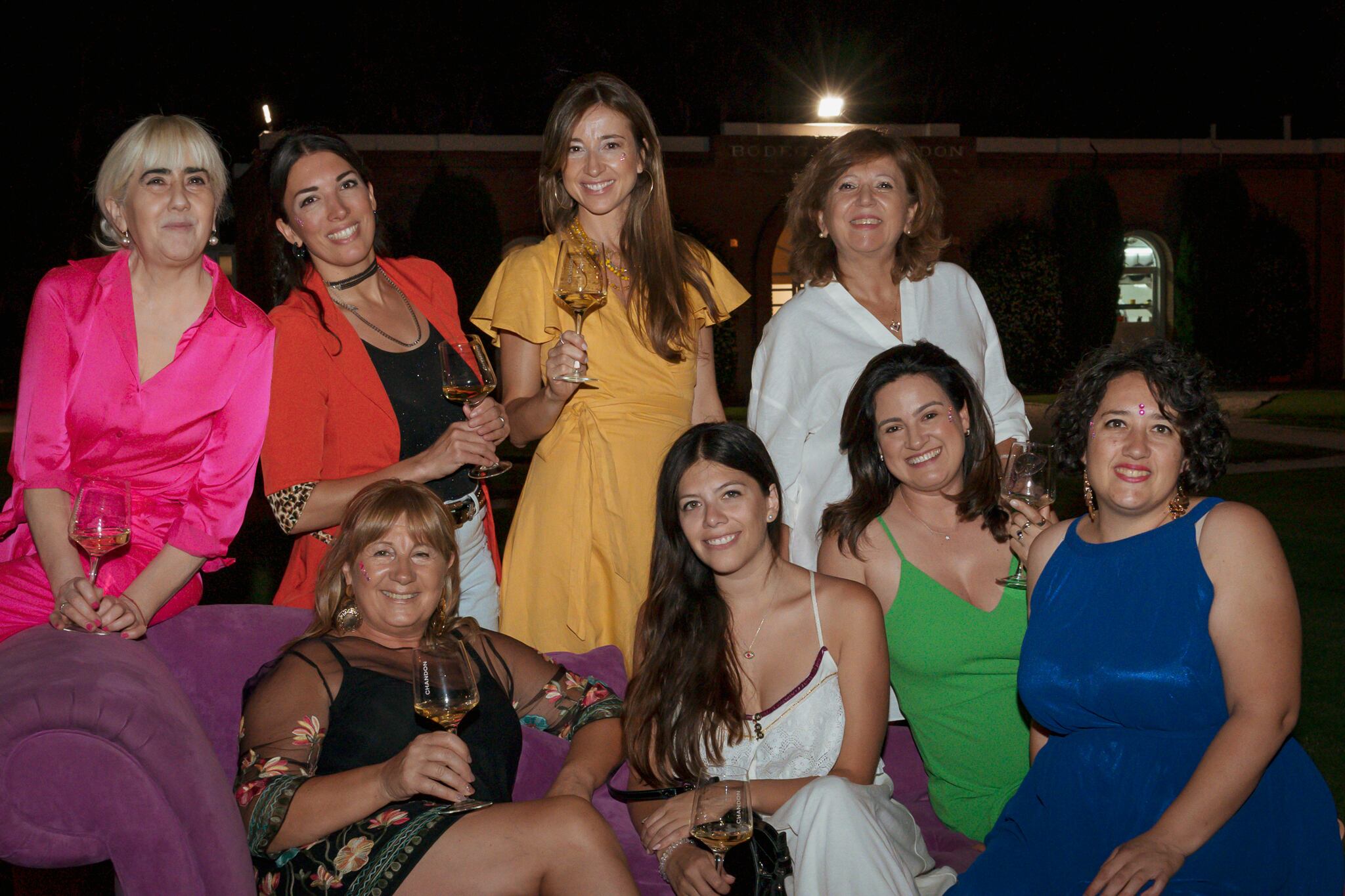 Nancy López, Florencia Afranllie, Denise Bastos y Alejandra Casetti. Paradas: Fátima Villagra, Celeste Foschi, Ivana Riccardi y Noris Rivarola.