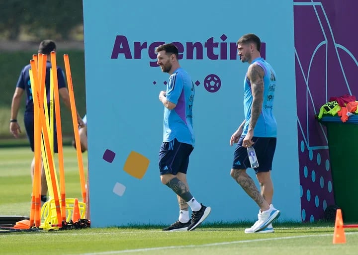 Messi y De Paul en la práctica de la Selección. Foto: Olé