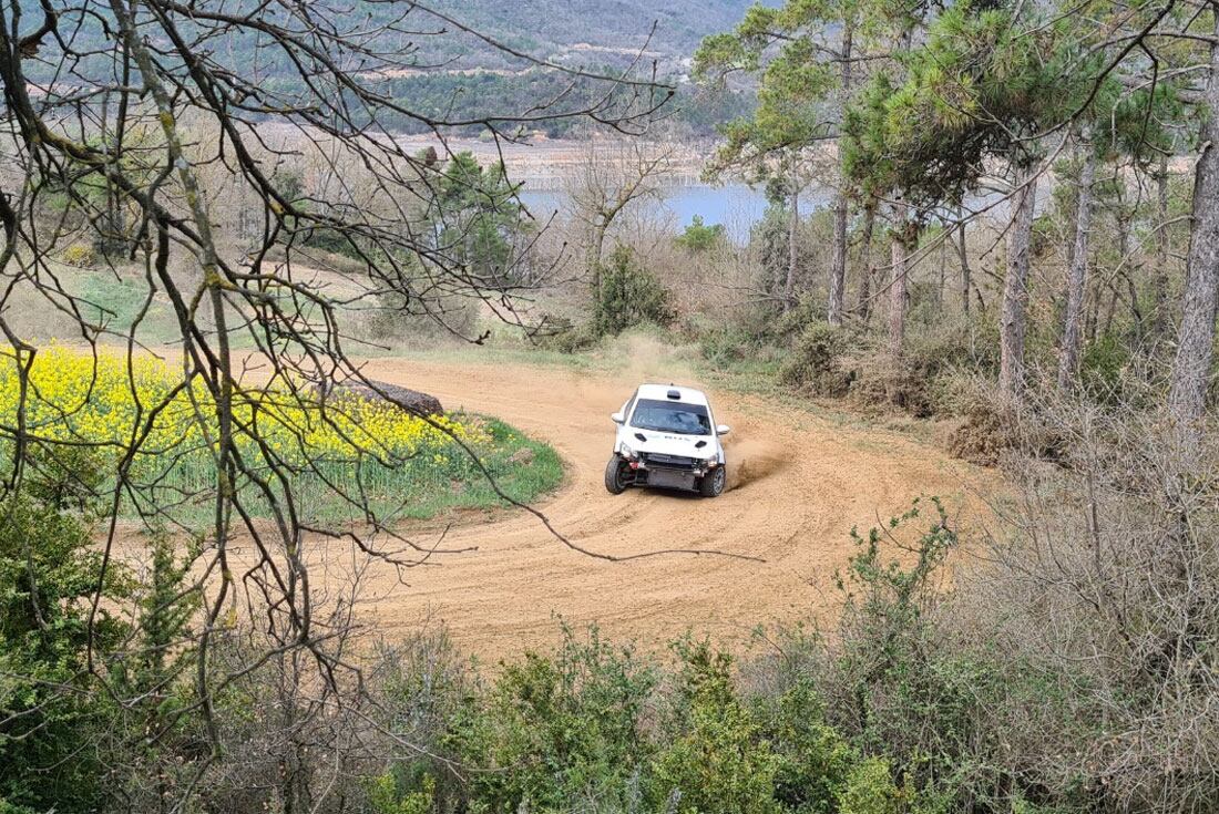 Santino a bordo del Peugeot en su prueba en las afueras de Barcelona. (Gentileza Lucas Oyola)