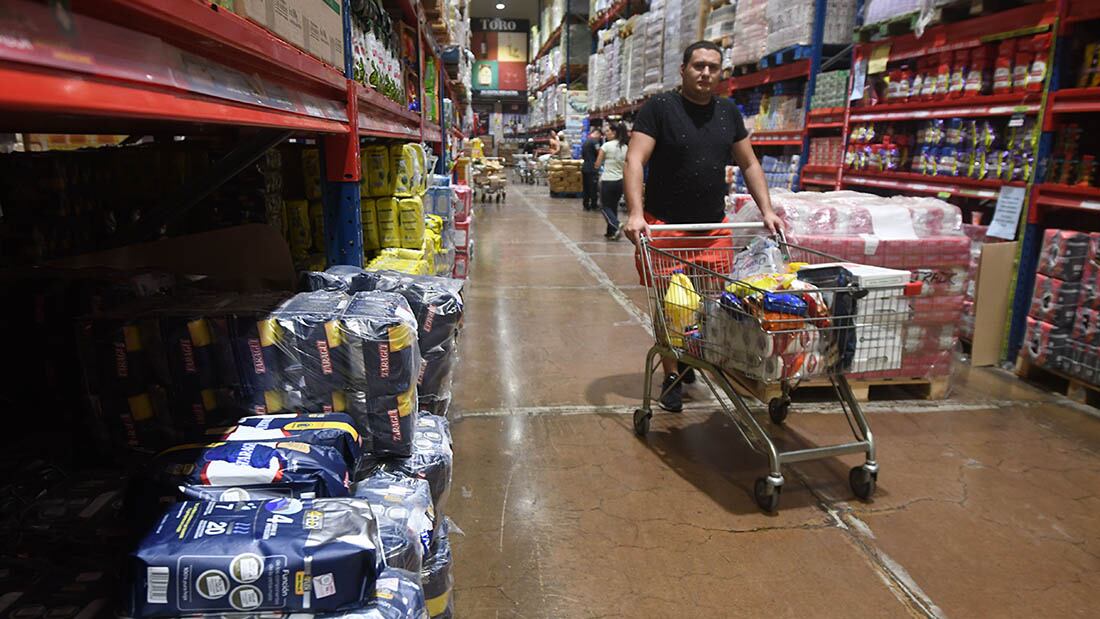 Muchos consumidores compran los productos de almacén en el supermercado, pero los de limpieza los eligen sueltos. Foto: José Gutierrez / Los Andes