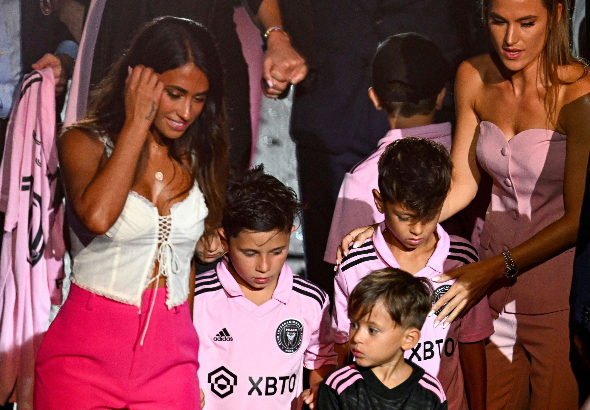 Antonela Roccuzzo en la presentación de Lionel Messi en Inter Miami. Su look y su bronceado fueron tema de conversación en Redes Sociales. (Foto de Twitter)