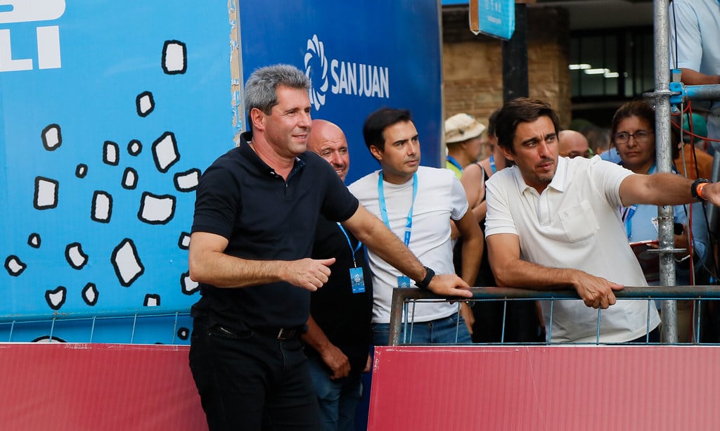 El gobernador Sergio Uñac viendo la competencia y esperando al ganador.