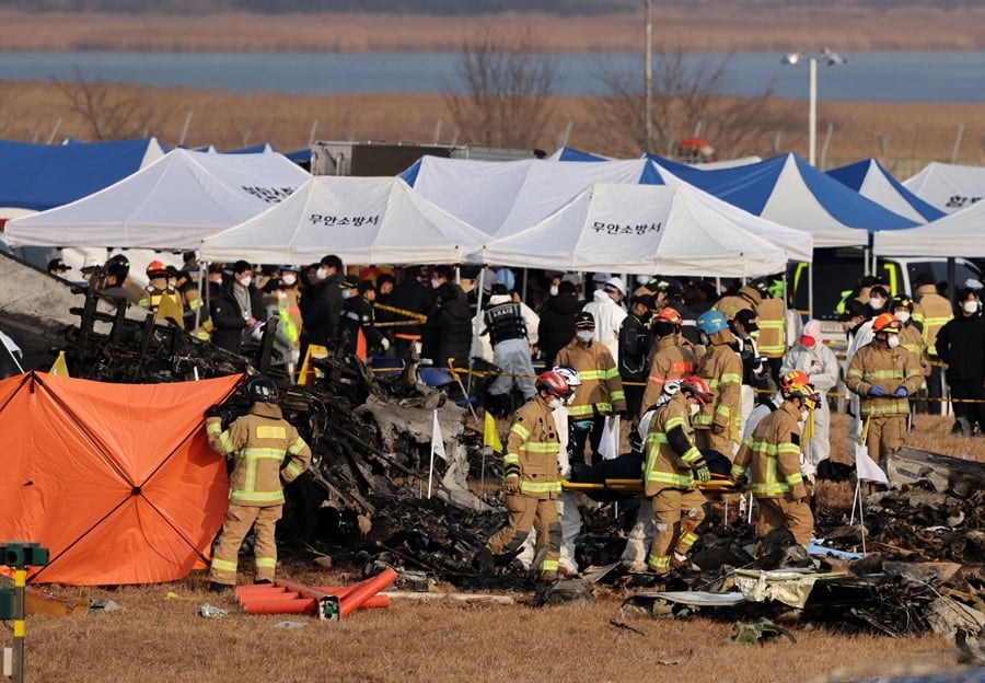 Servicios de emergencia en la zona donde se produjo el accidente de avión en Corea del Sur. EFE/EPA/Han Myung-Gu