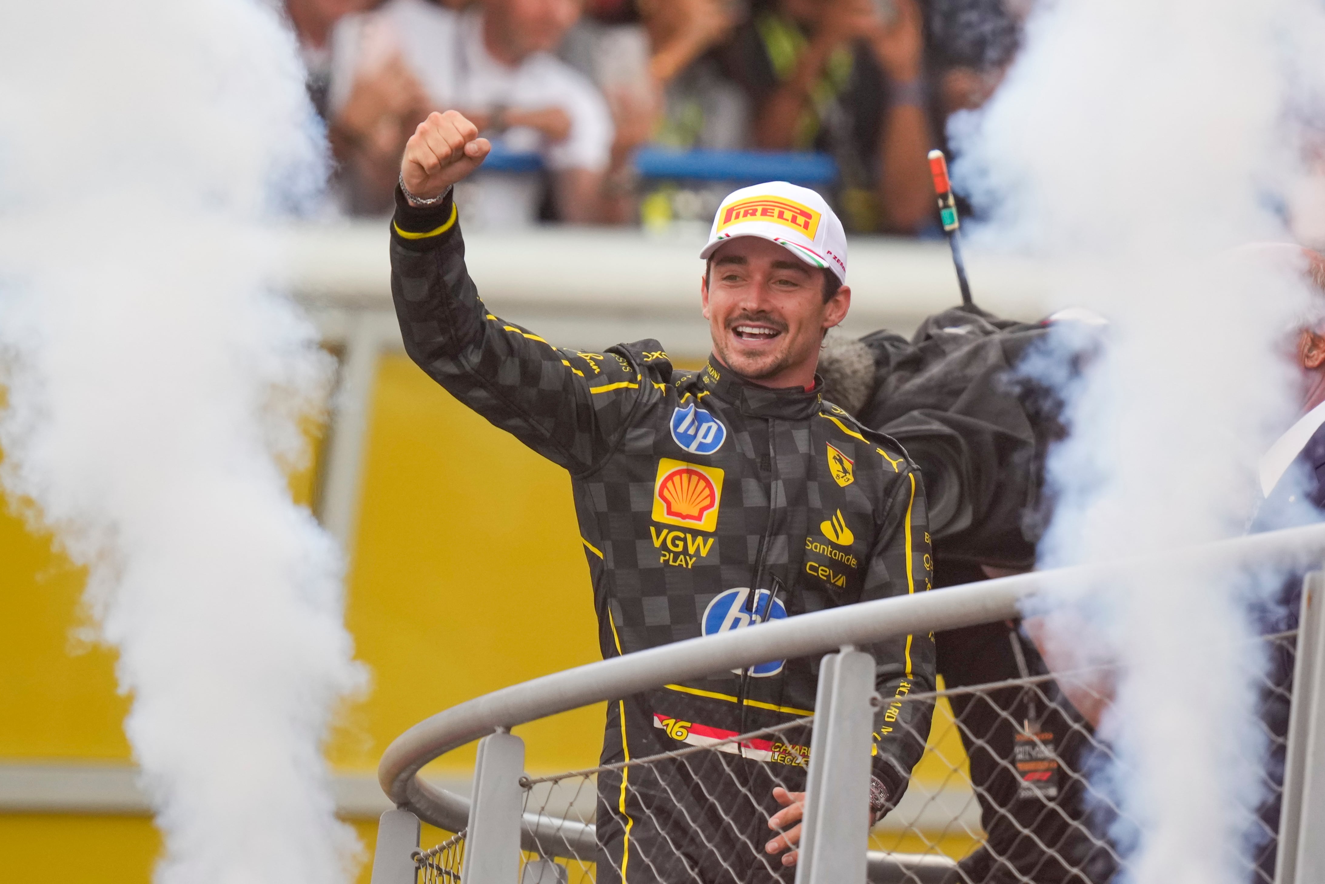 ARCHIVO - El piloto de Ferrari Charles Leclerc celebra en el podio tras el Gran Premio de Italia de la Fórmula 1 en Monza, el 1 de septiembre de 2024. (AP Foto/Luca Bruno)