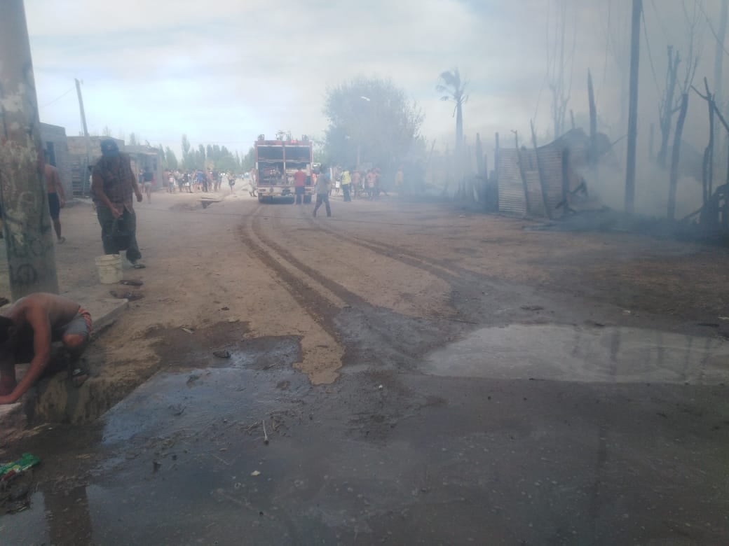 Ocho viviendas fueron destruidas por un incendio.