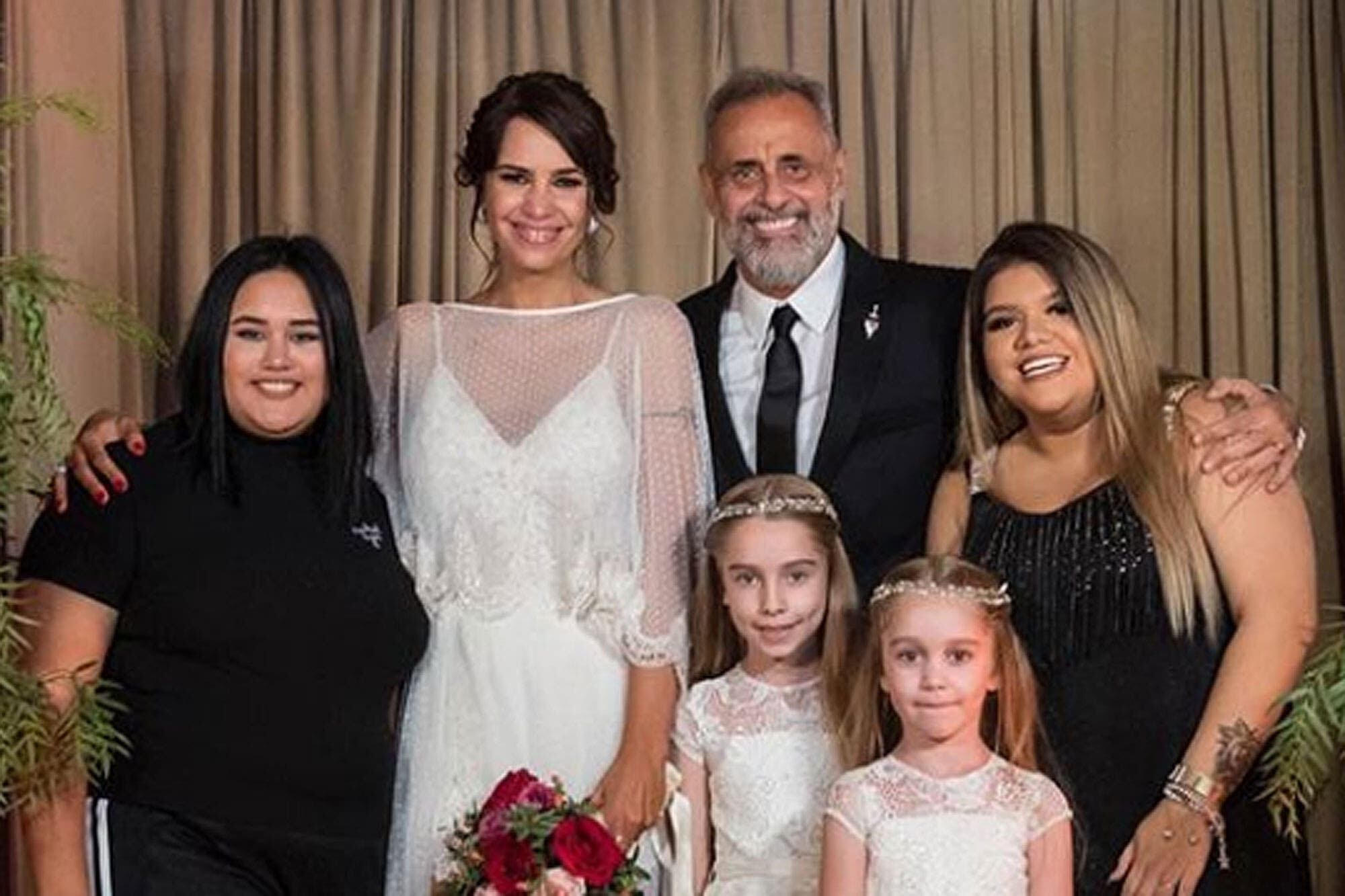 La pareja junto a sus dos hijas cada uno, en una postal donde parecen felices.