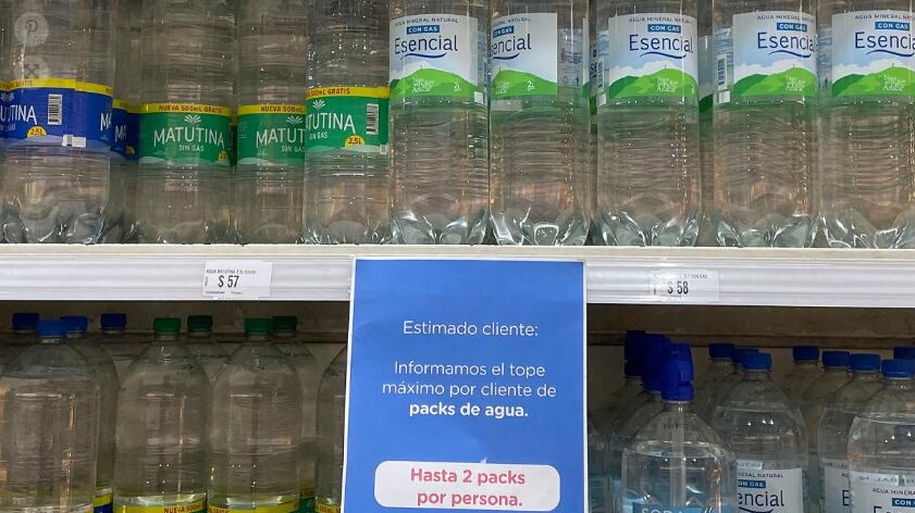 Compra limitada de agua embotellada en Uruguay. Foto: Télam