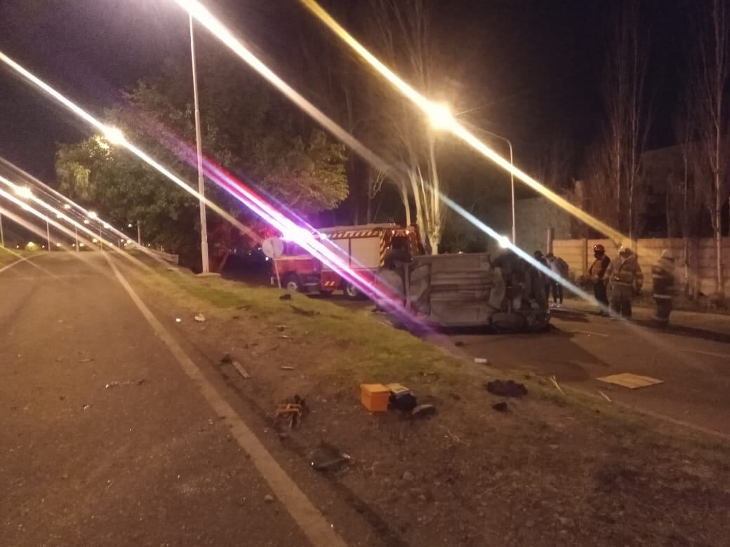 Cinco jóvenes se accidentaron durante la madrugada y tres de ellos debieron ser hospitalizados. Fotos gentileza.