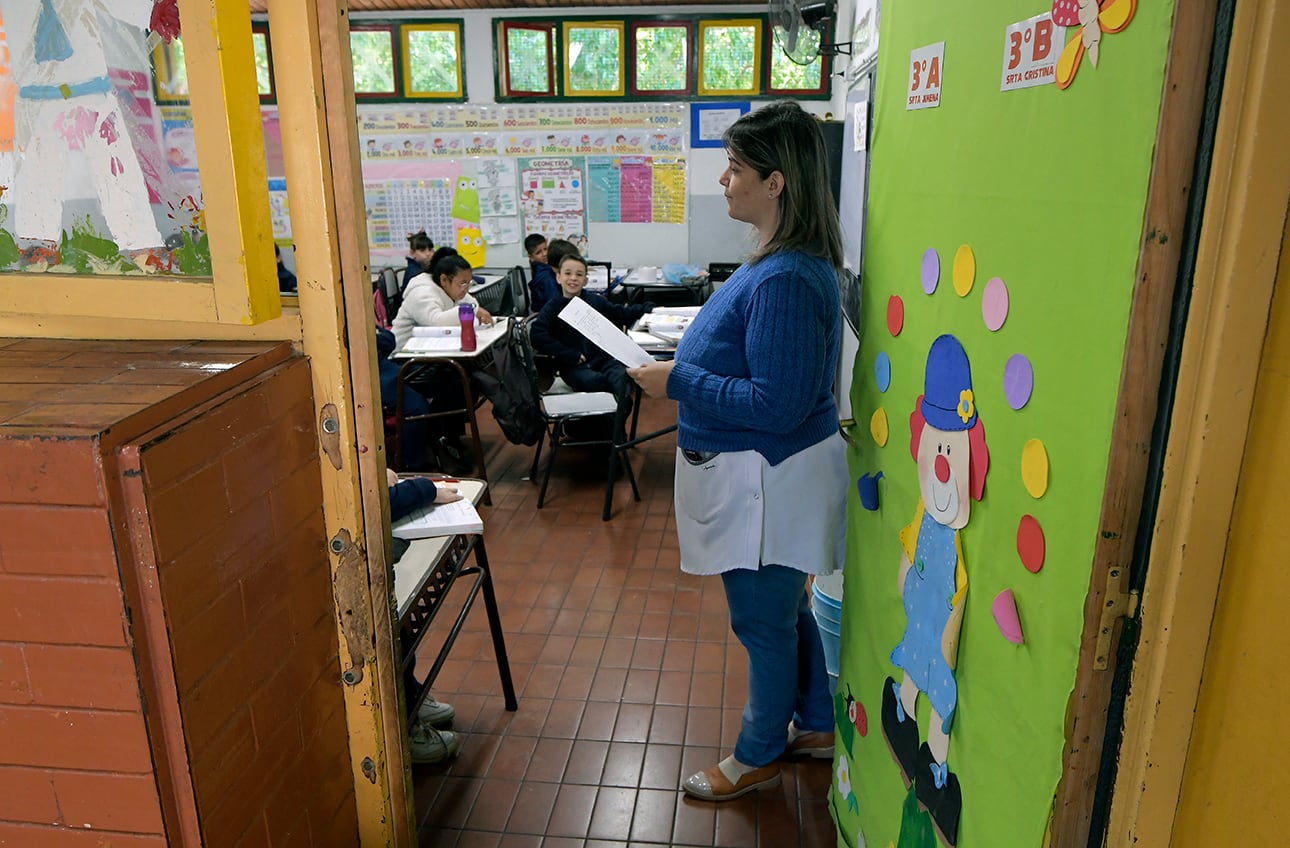 La DGE sube la apuesta: realiza hoy la primera medición del Censo de Fluidez Lectora en Mendoza y apunta a la comprensión. Se trata de la primera etapa en la que se abordará a estudiantes de 3° y 6° grados de Nivel Primario y de 1° año del Secundario de toda la provincia.

Escuela Julio Lemos de Godoy Cruz.
Foto: Orlando Pelichotti 