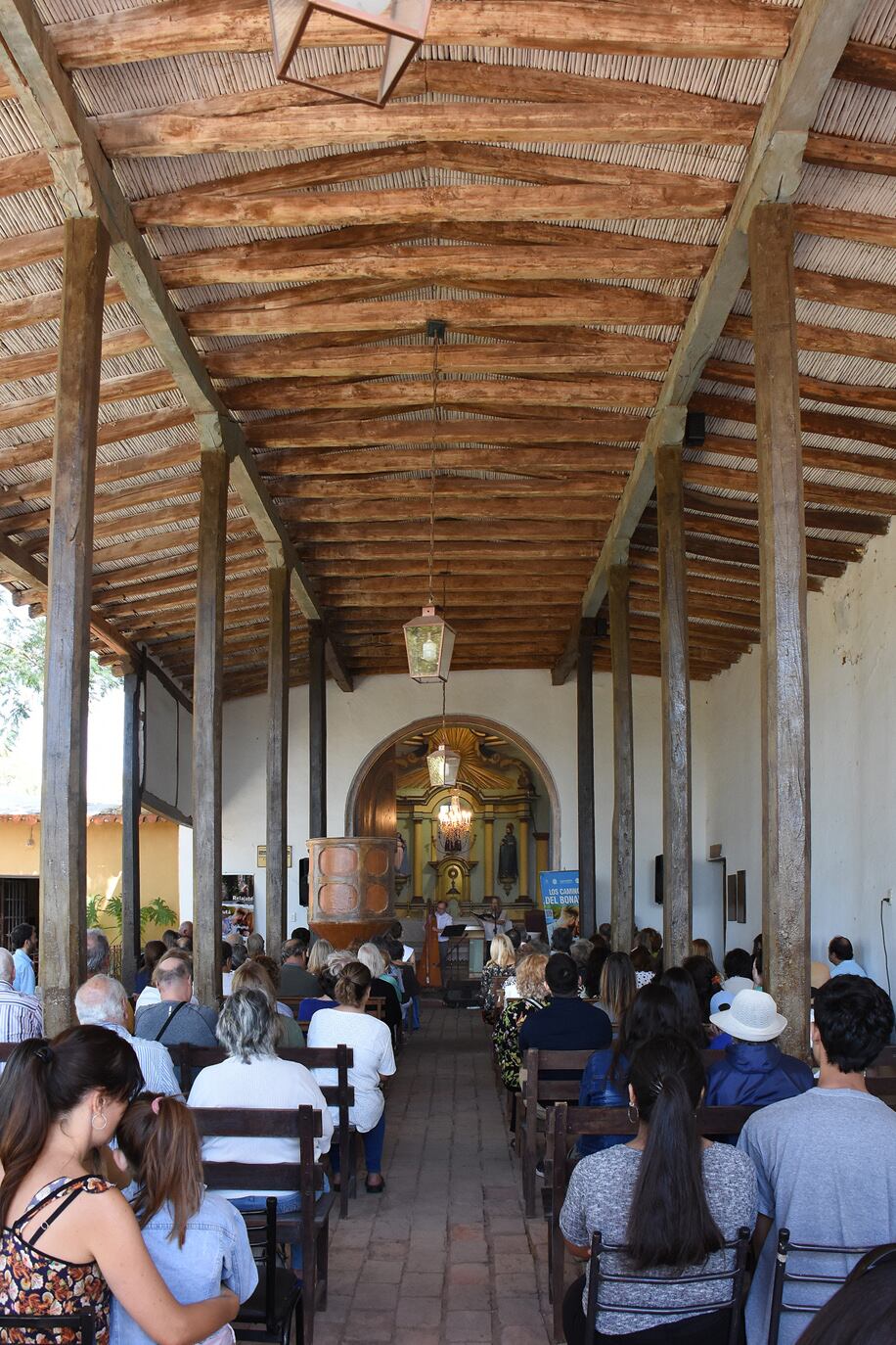 El oratorio tiene forma de "T", con la cúpula de gajos sobre tambor octogonal, ubicada contra el muro testero - Gentileza